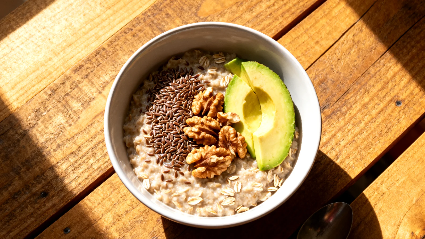 Haferbrei mit Leinsamen, Walnüssen und Avocado"