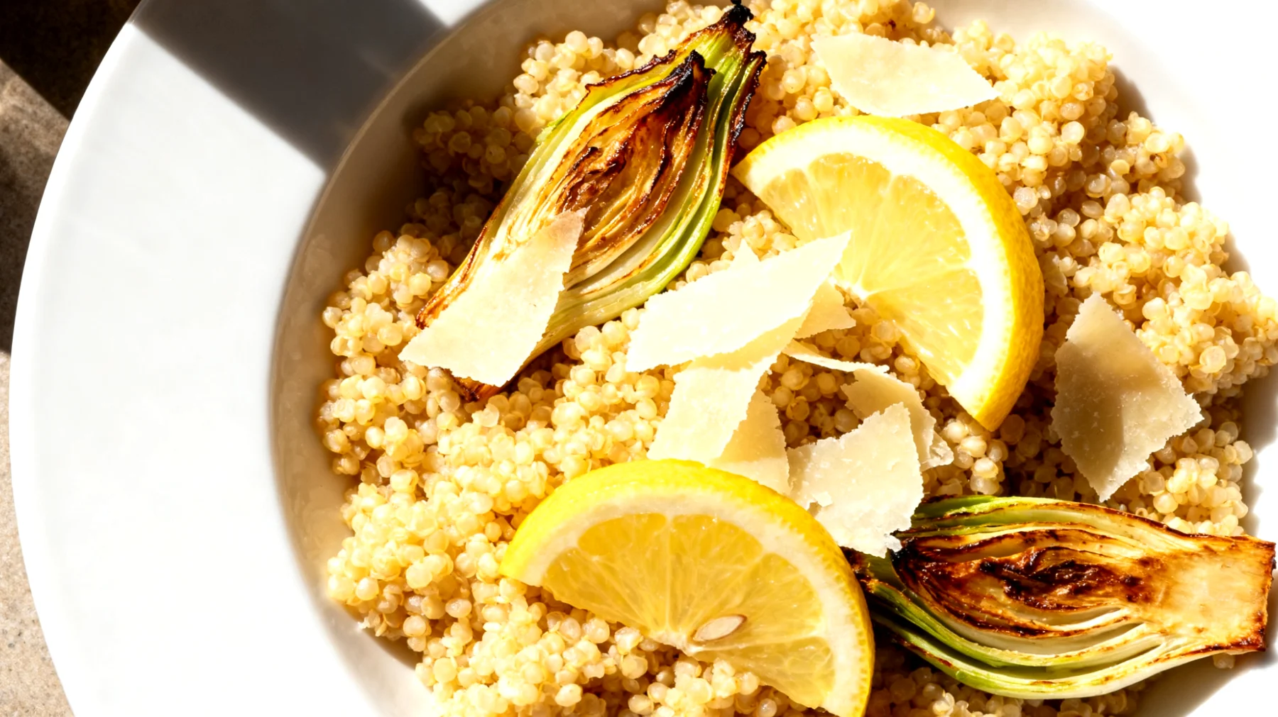 Hirsesalat mit geröstetem Fenchel, Zitrone und gehobeltem Parmesankäse"
