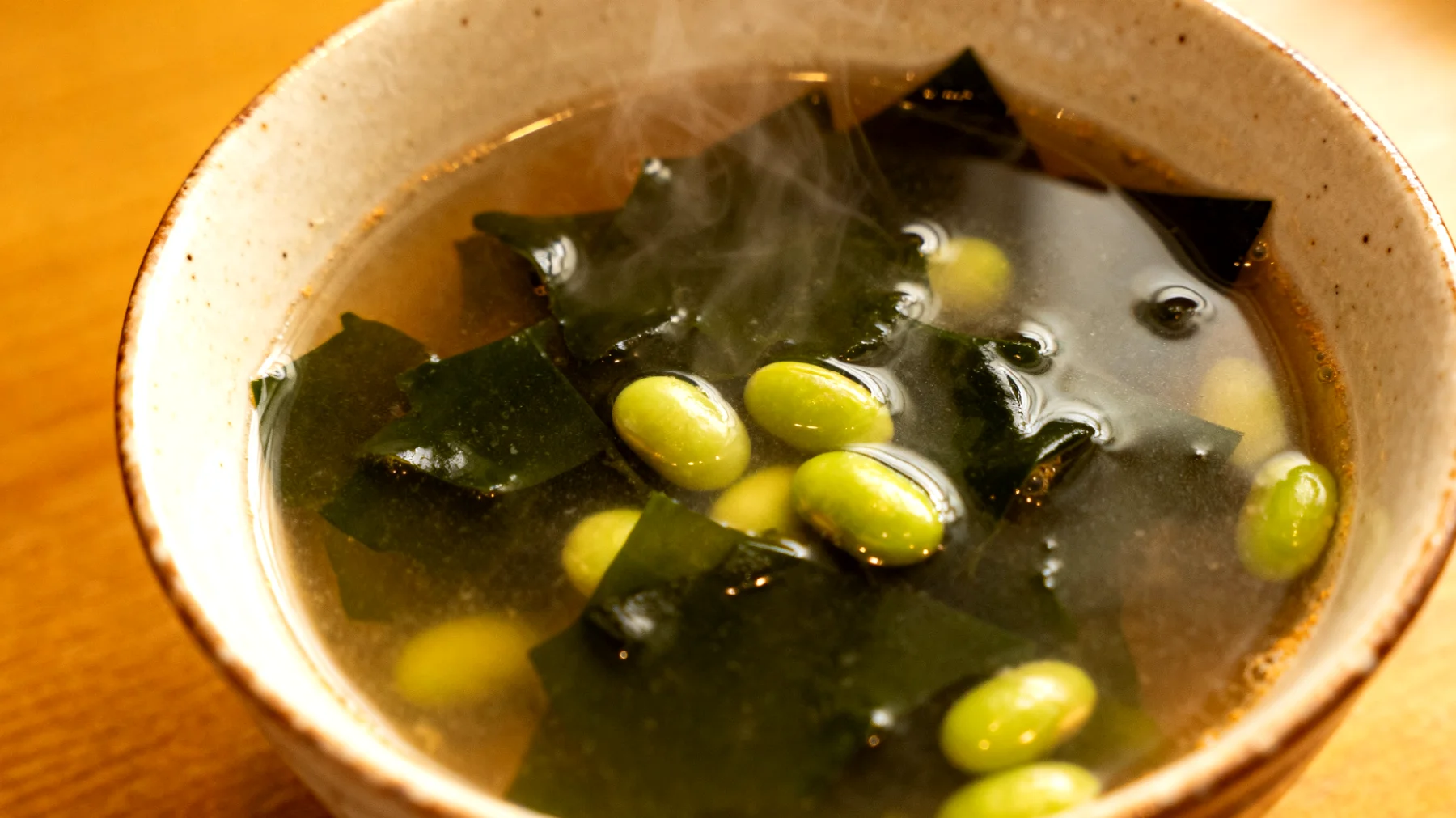 Miso-Suppe mit Wakame-Algen und Edamame"