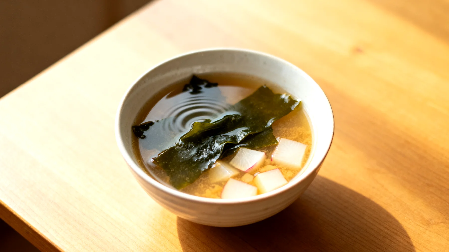 Miso-Suppe mit Wakame-Algen und fermentierten Rüben"